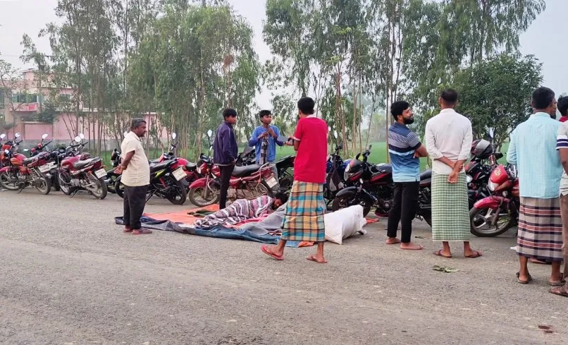 তেলের আশায় পাম্পেই রাত কাটাচ্ছেন বাইকাররা